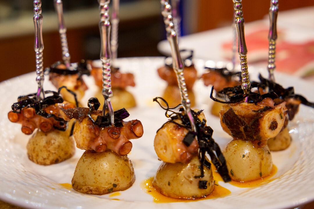 Luxury 100-ft Yacht Experience in Cabo – Private Chef & Open Bar (4 Hours) - Imagen 9