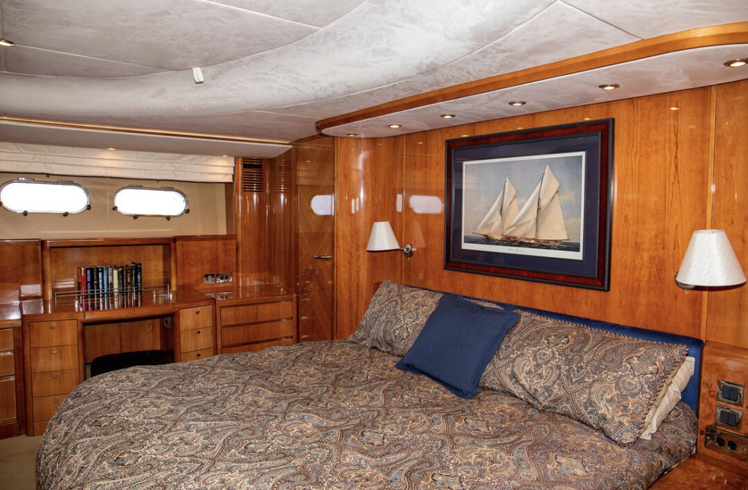 Luxury 100-ft Yacht Experience in Cabo – Private Chef & Open Bar (4 Hours) - Imagen 15