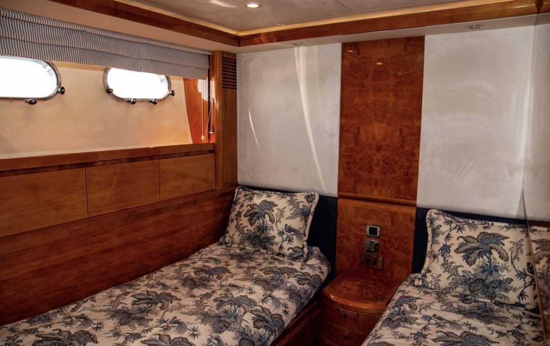 Luxury 100-ft Yacht Experience in Cabo – Private Chef & Open Bar (4 Hours) - Imagen 16