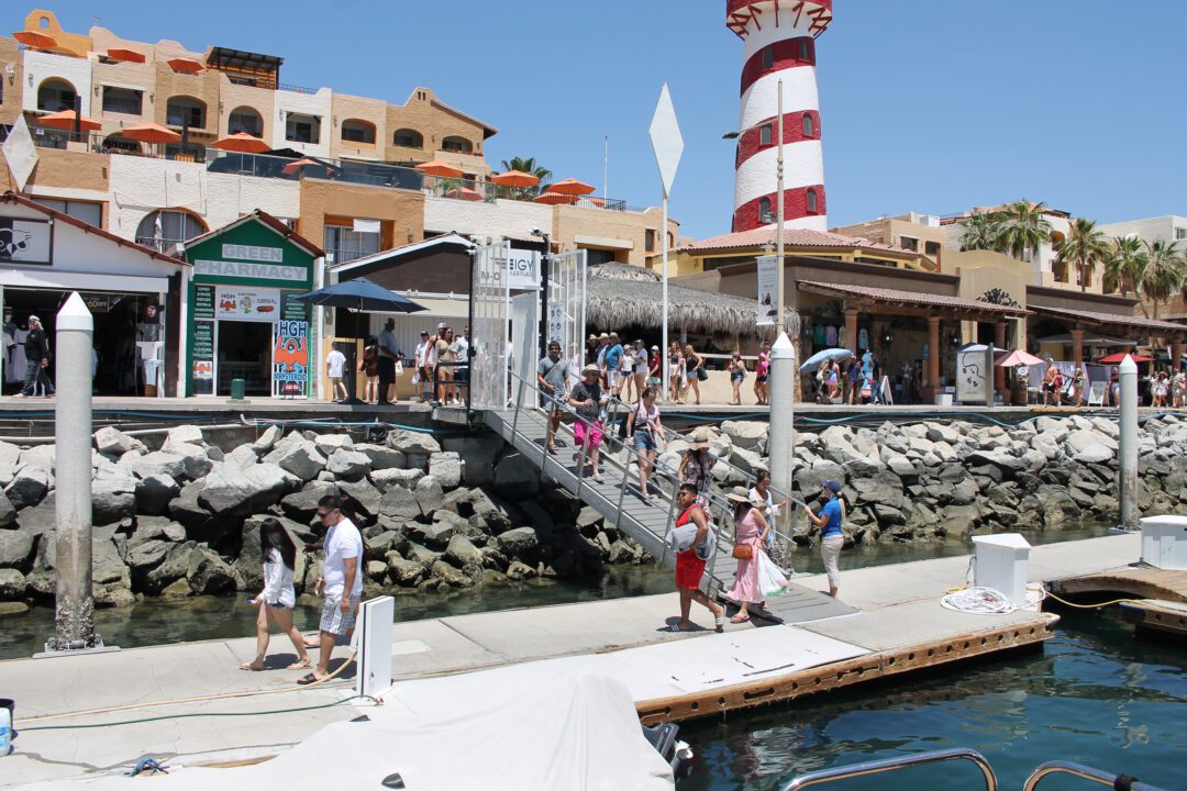 Luxury 100-ft Yacht Experience in Cabo – Private Chef & Open Bar (4 Hours) - Imagen 31