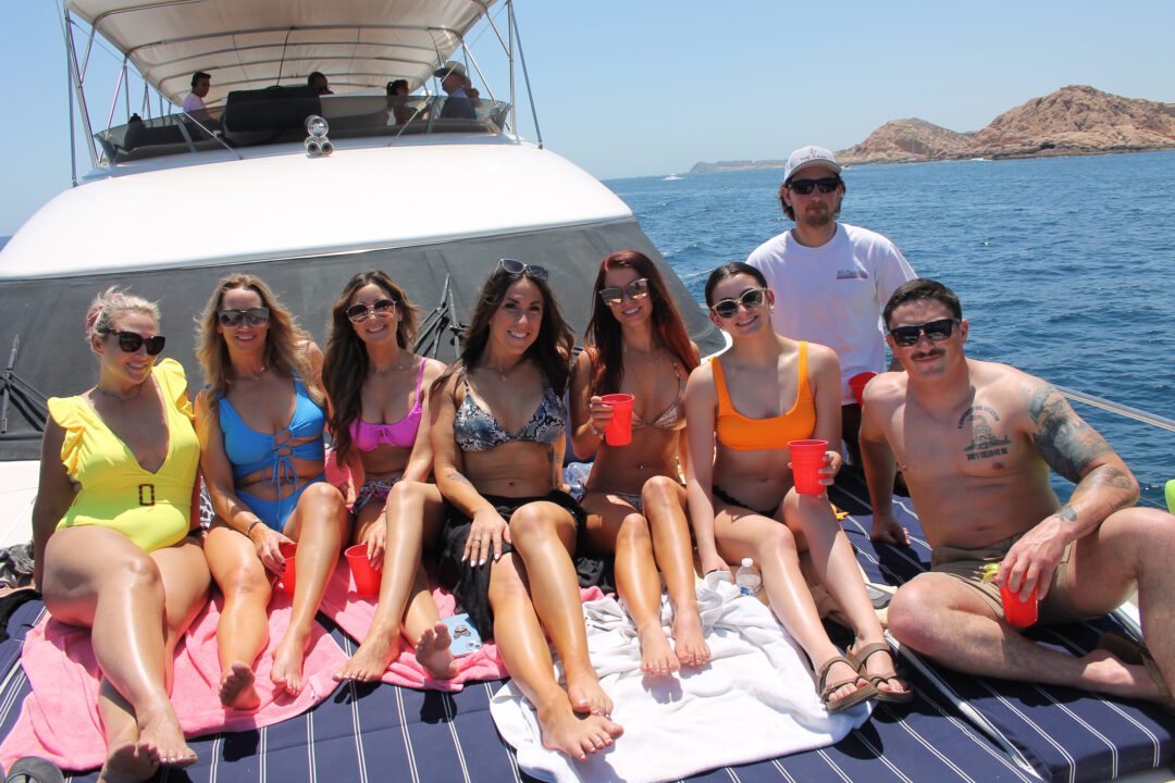 Luxury 100-ft Yacht Experience in Cabo – Private Chef & Open Bar (4 Hours) - Imagen 33