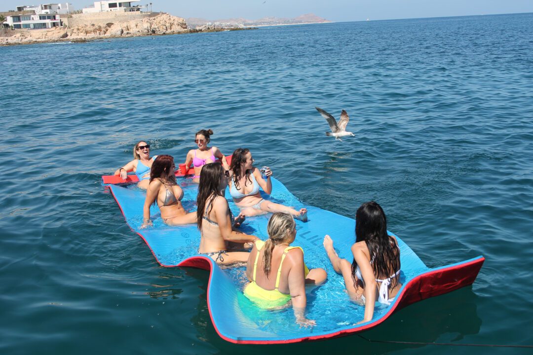 Luxury 100-ft Yacht Experience in Cabo – Private Chef & Open Bar (4 Hours) - Imagen 2